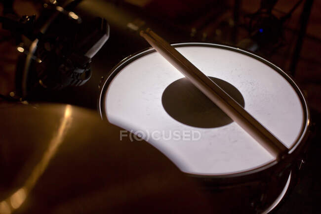 Primer plano de palos de tambor y tambor de caja - foto de stock
