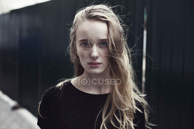 Porträt eines Mädchens mit windgepeitschten Haaren — Stockfoto