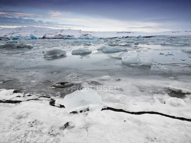 Scenic view of Ice-floes floating in Jokulsarlon lagoon, vatnajokull, Iceland — Stock Photo