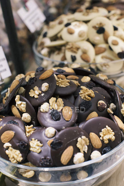 Vue rapprochée des bols de chocolats savoureux — Photo de stock