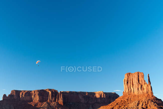 Scenic view of paraglider over The Mittens, Monument Valley, Arizona, America, USA — Stock Photo