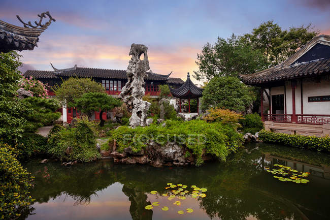 Coucher de soleil sur la pierre érudite dans le jardin persistant, Suzhou, Jiangsu, Chin — Photo de stock
