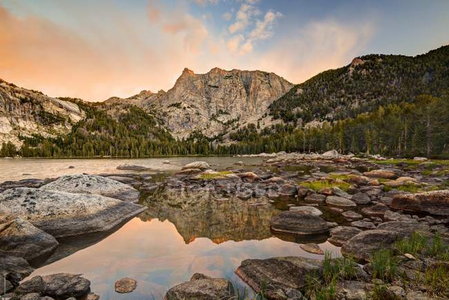 Scenic view of High Meadow Lake at sunrise, Bridger-Teton national forest, wyoming, america, USA — Stock Photo