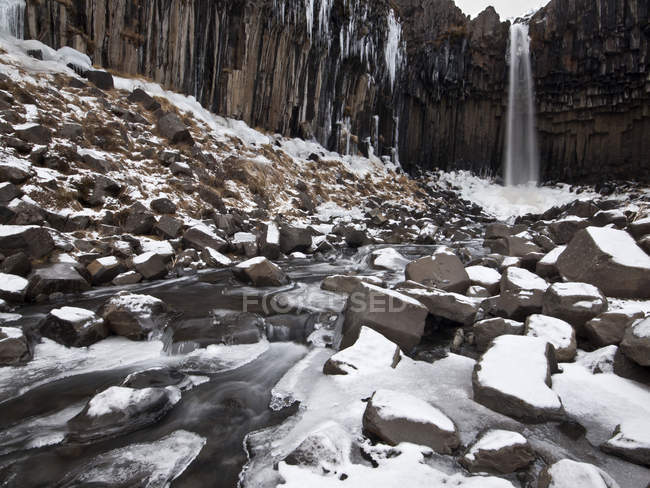 Cachoeira Svartifoss no inverno, Hornafjordur, Islândia — Fotografia de Stock