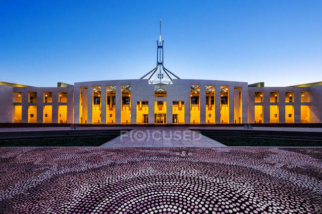 The Parliament House with Aboriginal Art on the Ground, Canberra, Australian Capital Territory, Australi — Stock Photo