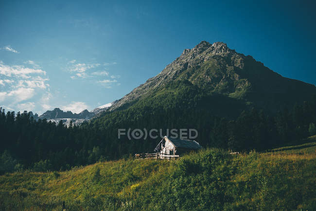 Cabana de madeira e montanhas, Arkhyz, República de Karachaevo-Cherkessia, Rússia — Fotografia de Stock