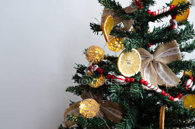 Close up of Christmas tree with slices of fruits and candies — Stock Photo