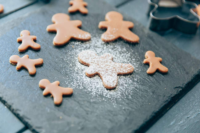 Gingerbread men cookies on stone slab — Stock Photo