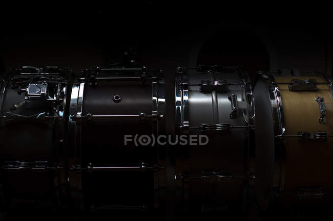 Vista close-up da linha de tambores snare no escuro — Fotografia de Stock