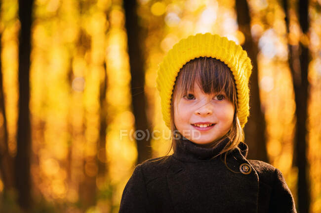 Retrato de uma menina sorridente na floresta — Fotografia de Stock