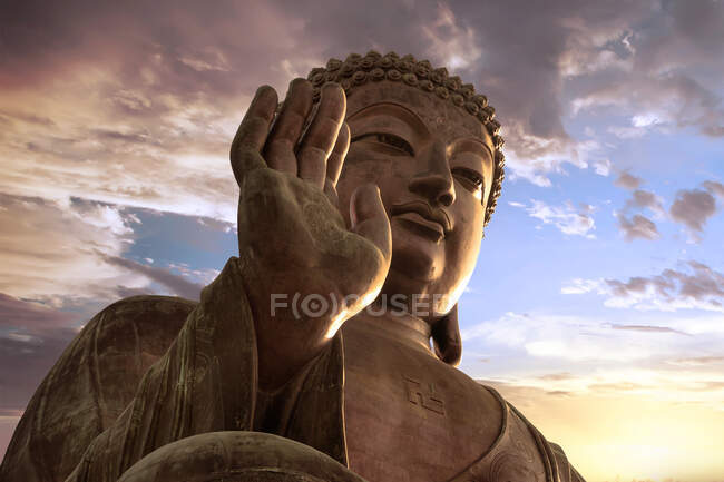 Pôr do sol com Tian Tan Buddha (Big Buddha) em Ngong Ping, Lantau Island, Hong Kon — Fotografia de Stock