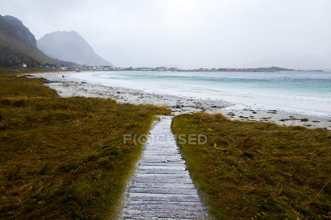 Passeggiata in legno fino alla spiaggia, Lofoten, Flakstad, Nordland, Norvegia — Foto stock