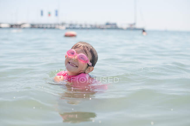 Menina vestindo óculos de natação no mar, Nesebar, Bulgária — Fotografia de Stock