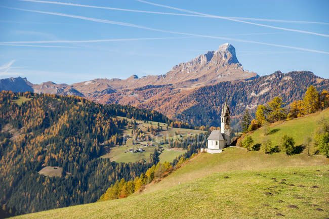 Мальовничий вид на церкву в горах, Венген, Південний Тіроль, Італія — стокове фото