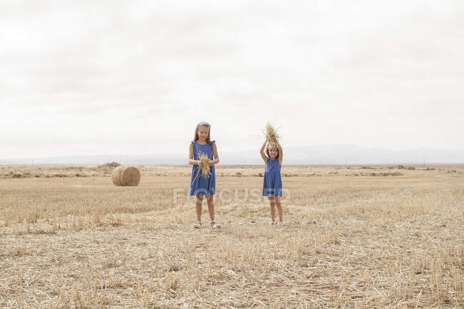 Two girls standing in a field — Stock Photo