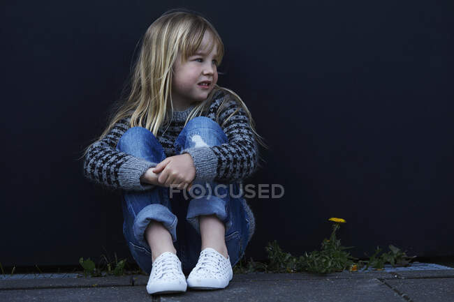Девушка обнимает колени — стоковое фото