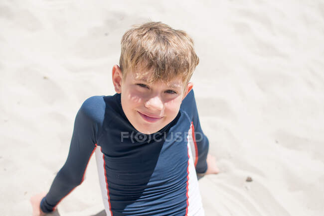 Niño sentado en la playa, Nesebar, Bulgaria - foto de stock