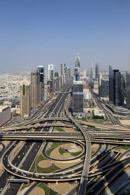 Vista aérea de rascacielos y autopistas, Dubai, Emiratos Árabes Unidos - foto de stock