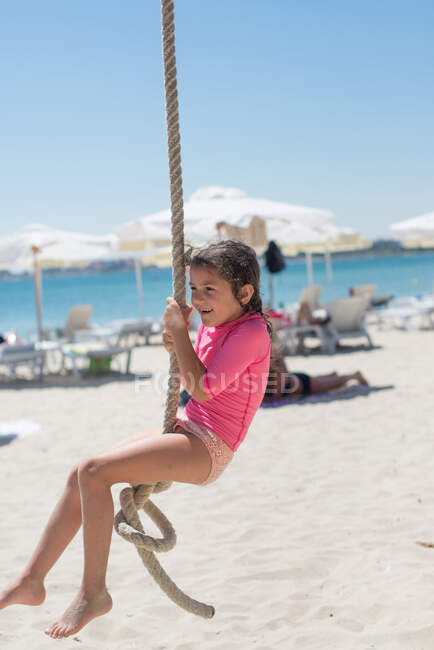 Chica en un columpio de cuerda en la playa, Nesebar, Bulgaria - foto de stock