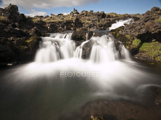 Vue panoramique sur la cascade majestueuse, Islande — Photo de stock