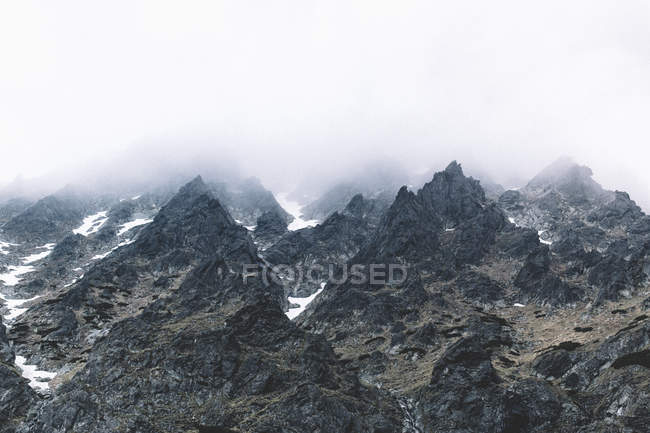 Vue panoramique sur les montagnes Tatras dans le brouillard, Slovaquie — Photo de stock