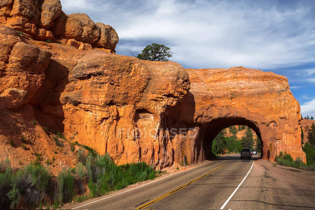 Vista panoramica del Red Canyon Arch Tunnel, Dixie National Forest, Utah, America, USA — Foto stock