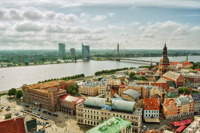 Vista panorámica del horizonte de la ciudad, Riga, Letonia - foto de stock