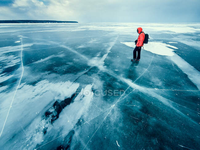 Hombre de pie en el lago congelado, Islas Apóstoles, Wisconsin, América, EE.UU. - foto de stock