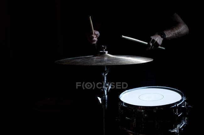 Homem tocando bateria e címbalo em fundo preto — Fotografia de Stock