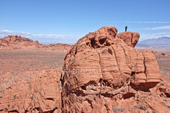 Людина стоїть на скелі в пустельному ландшафті, Невада, Америка, США. — стокове фото