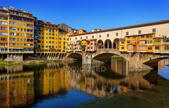 Vue panoramique du Ponte Vecchio sur le fleuve Arno, Florence, Toscane, Italie — Photo de stock