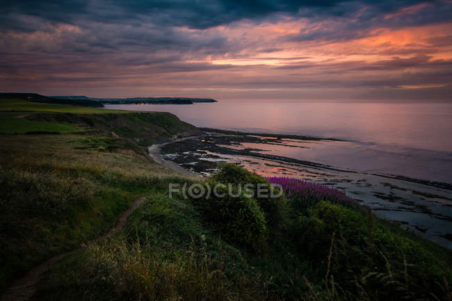 Vista panorámica del atardecer costero, Filey Bay, Yorkshire, Inglaterra, Reino Unido - foto de stock