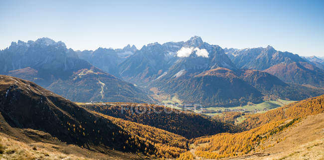 Vista panorámica de la cordillera, Dolomitas, Tirol del Sur, Italia - foto de stock