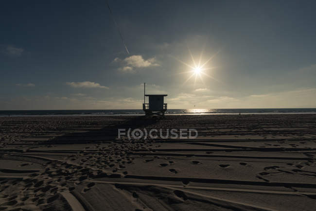 Silhueta de uma estação Lifeguard, Venice Beach, Los Angeles, Califórnia, América, EUA — Fotografia de Stock