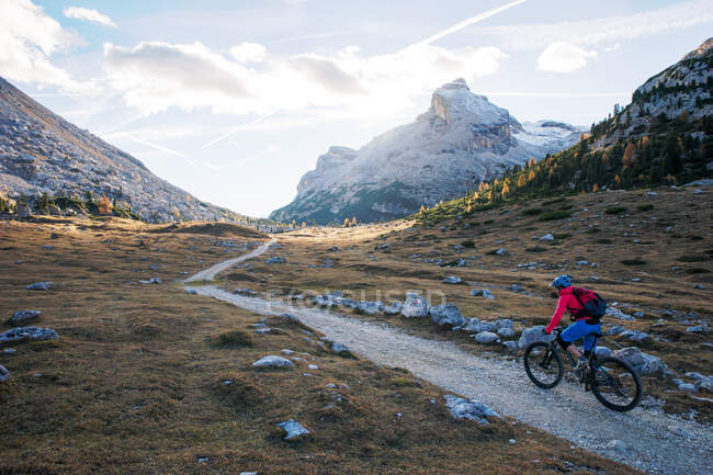 Mountainbikerin, Dolomiten, Südtirol, Italien — Stockfoto