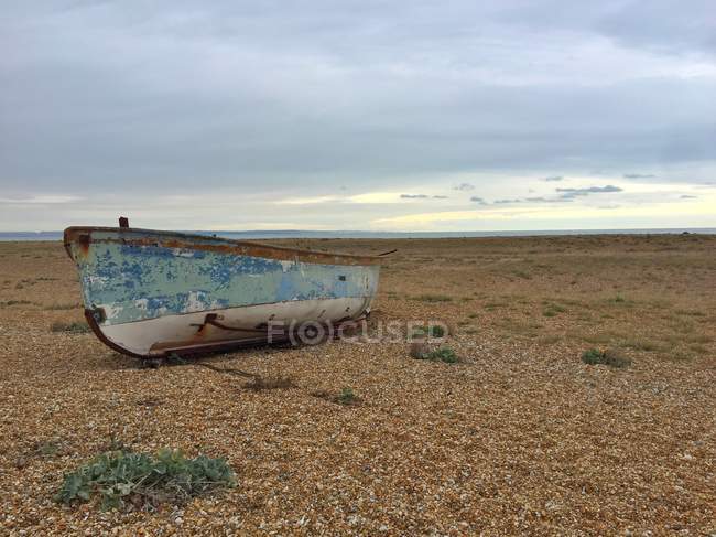 Barco de remos de madera en la playa, Dungeness, Kent, Inglaterra, Reino Unido - foto de stock