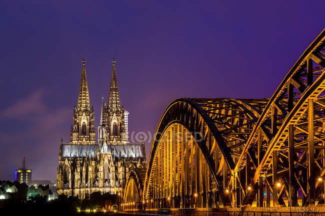 Blick auf die Hohenzollernbrücke bei Nacht, Köln, Deutschland — Stockfoto