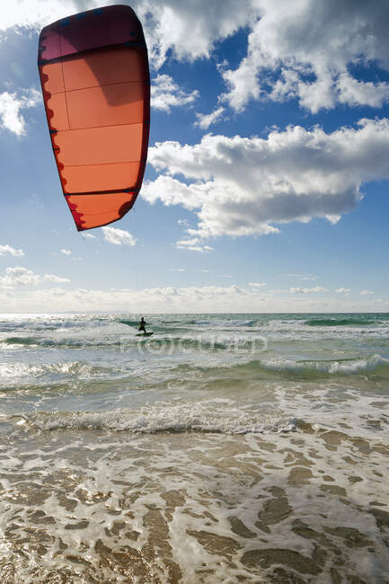 Man kitesurf, Spiaggia di Los Lances, Tarifa, Cadice, Andalusia, Spagna — Foto stock