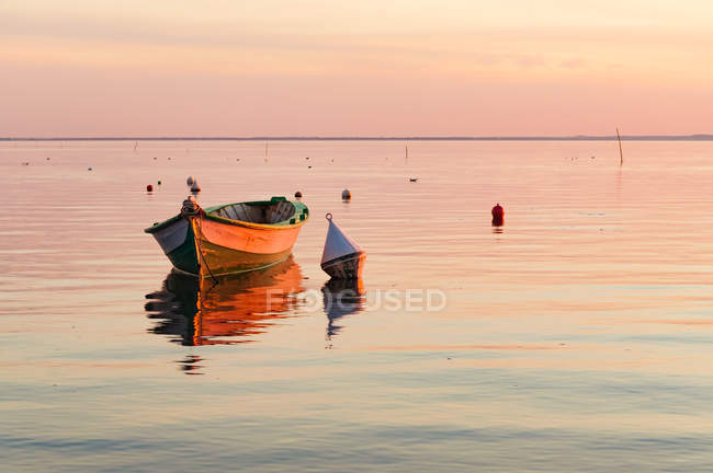 Barco al atardecer, Gironda, Francia - foto de stock