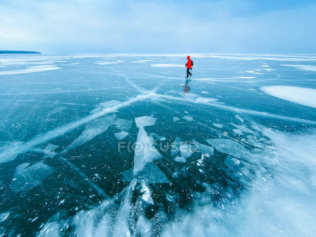 Mann läuft über zugefrorenen See, Apostelinseln, Wisconsin, Amerika, USA — Stockfoto
