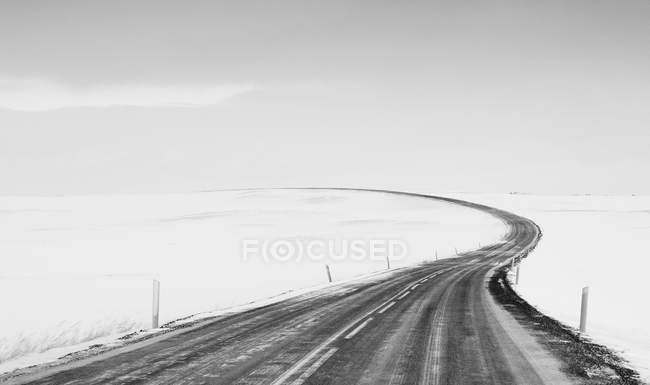 Strada vuota attraverso il paesaggio invernale, Islanda — Foto stock