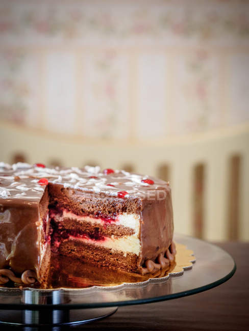 Vue rapprochée de savoureux gâteau gateau de la forêt noire — Photo de stock