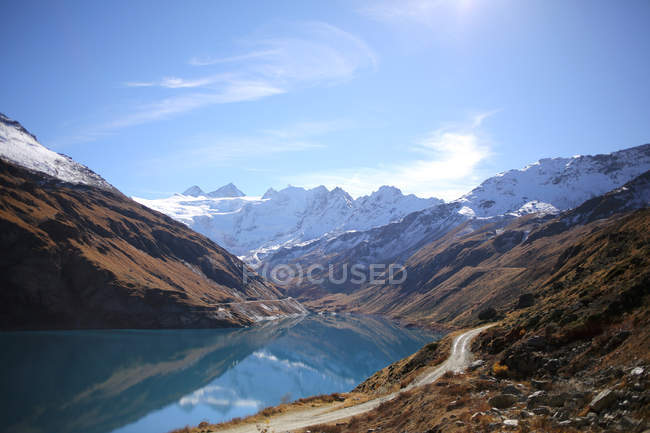 Vista panorámica del majestuoso lago de montaña, Suiza - foto de stock