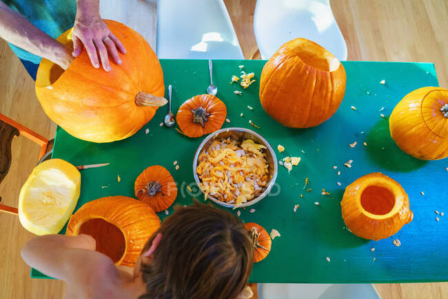 Father and son preparing pumpkins — Stock Photo