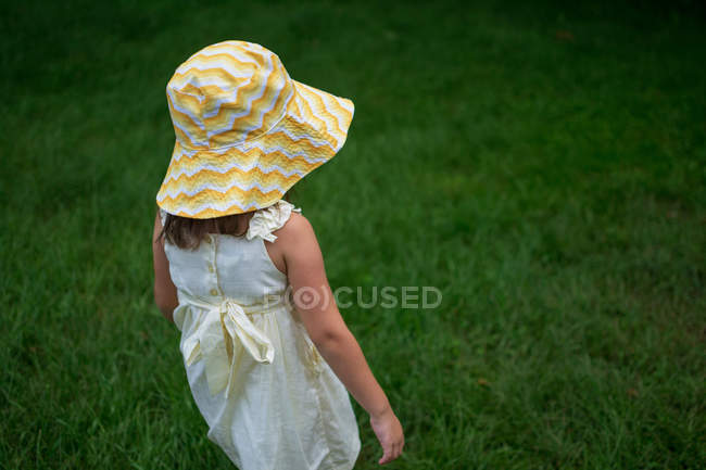 Вид ззаду дівчини в літньому капелюсі — стокове фото