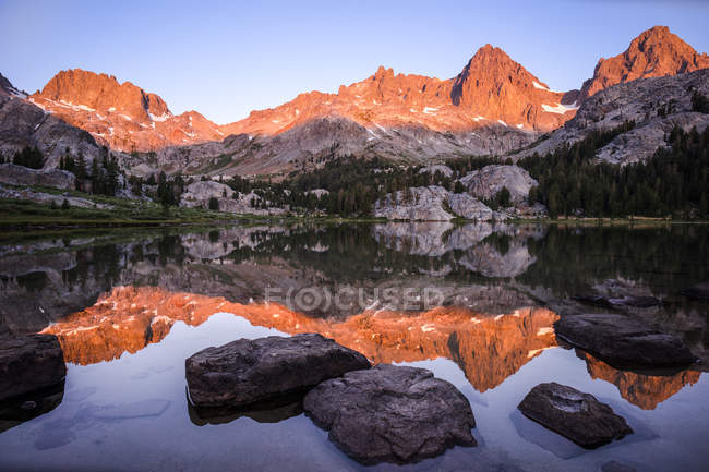 Montanhas refletindo no lago Ediza ao nascer do sol, Floresta Nacional de Inyo, Califórnia, América, EUA — Fotografia de Stock