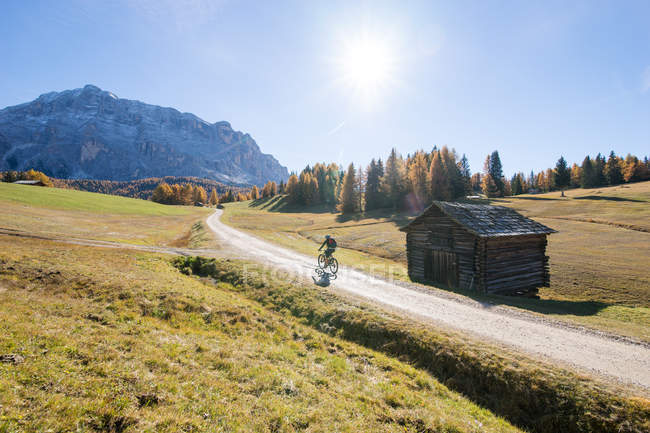 Bicicleta de montaña de mujer en Dolomitas, Tirol del Sur, Italia - foto de stock