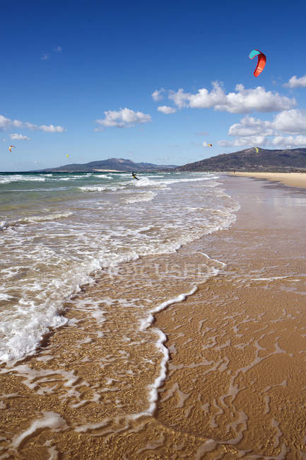 Kite surfing in sea water, Los Lances Beach, Tarifa, Cadiz, Andalucia, Spain — стокове фото