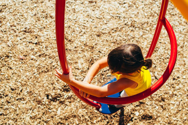 Entzückendes kleines Mädchen spielt auf Spielplatz — Stockfoto
