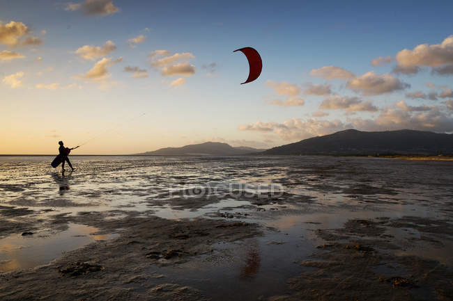 Silueta de hombre kitesurf, Playa de Los Lances, España - foto de stock